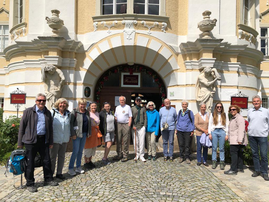 Die Pilgergruppe vor dem Schloss Rosenau. Foto: privat Die Pilgergruppe vor dem Schloss Rosenau. Foto: privat