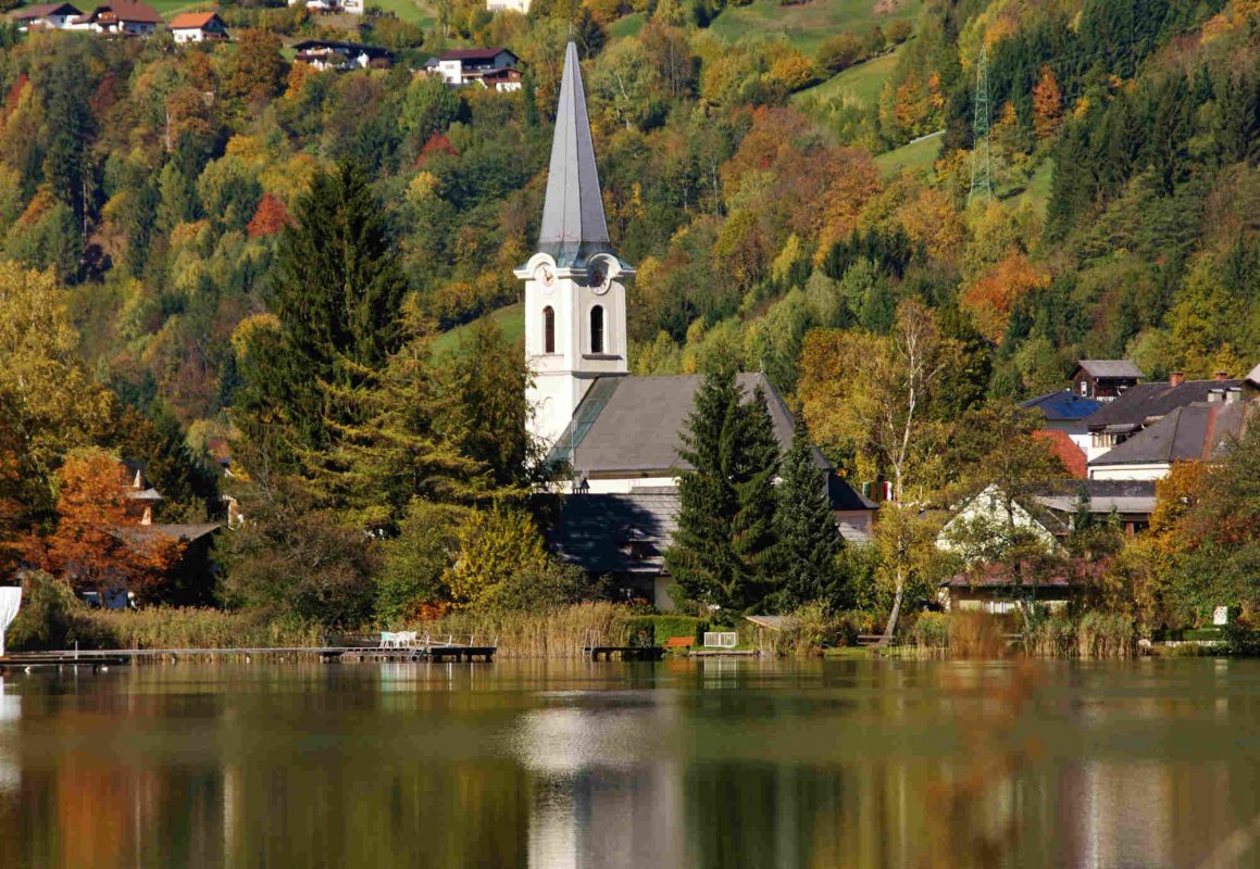In der „Dorfkirche“ im Kärntnerischen Feld am See feiern Ortspfarrer Michael Guttner und Bischof Chalupka den TV-Gottesdienst am nächsten Sonntag. Foto: epd/Uschmann In der „Dorfkirche“ im Kärntnerischen Feld am See feiern Ortspfarrer Michael Guttner und Bischof Chalupka den TV-Gottesdienst am nächsten Sonntag. Foto: epd/Uschmann