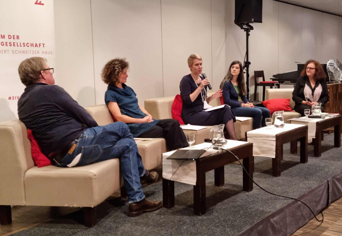 Benedikt Haerlin, Cordula Fötsch, Eva Harasta, Anna Zollitsch und Andrea Kampelmühler (v.l.n.r.) sprachen über moderne Landwirtschaft, die Probleme aktueller Bodennutzung, Kräftebündelung und neue Ernährungsgewohnheiten. Foto: epd/T. Dasek Benedikt Haerlin, Cordula Fötsch, Eva Harasta, Anna Zollitsch und Andrea Kampelmühler (v.l.n.r.) sprachen über moderne Landwirtschaft, die Probleme aktueller Bodennutzung, Kräftebündelung und neue Ernährungsgewohnheiten. Foto: epd/T. Dasek