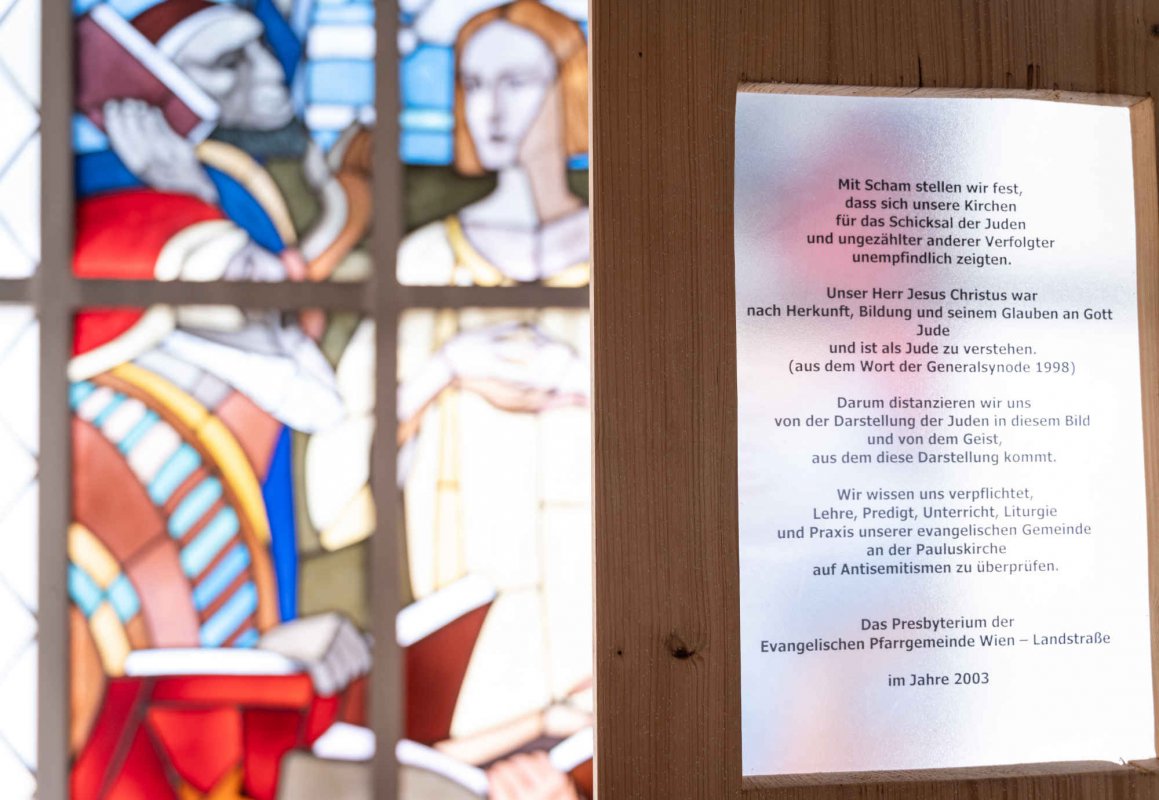  Am 8.10. werden die antisemitischen Fenster der Pauluskirche mit Stoffbahnen verhüllt. (Foto: Pecka)