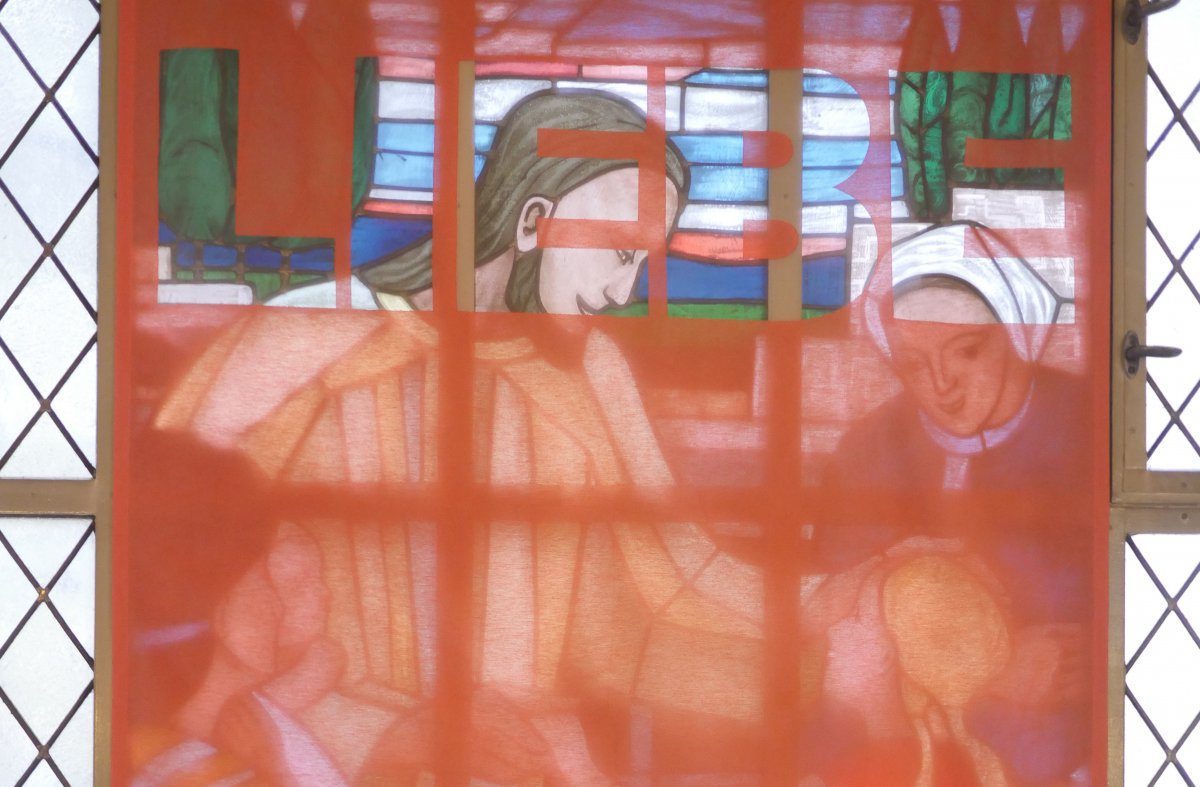 Mit durchscheinenden Stoffbahnen sind die Fenster der Pauluskirche verhüllt worden. Foto: Evang. Kirche Wien/Schomaker