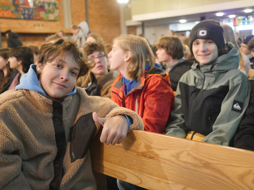 Daumen hoch für den 34. Friedenstag: 9 Workshops, 500 Jugendliche, unzählige Inspirationen. Foto: Evang. Kirche Wien/Schomaker