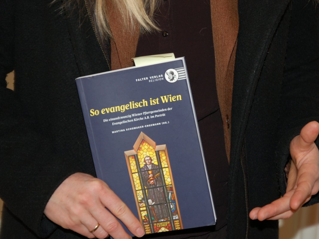 Das Buch "So evangelisch ist Wien" ist am 15. Dezember erschienen. Foto: W. Engemann in Händen gehalten wird das Buch "So evangelisch ist Wien"