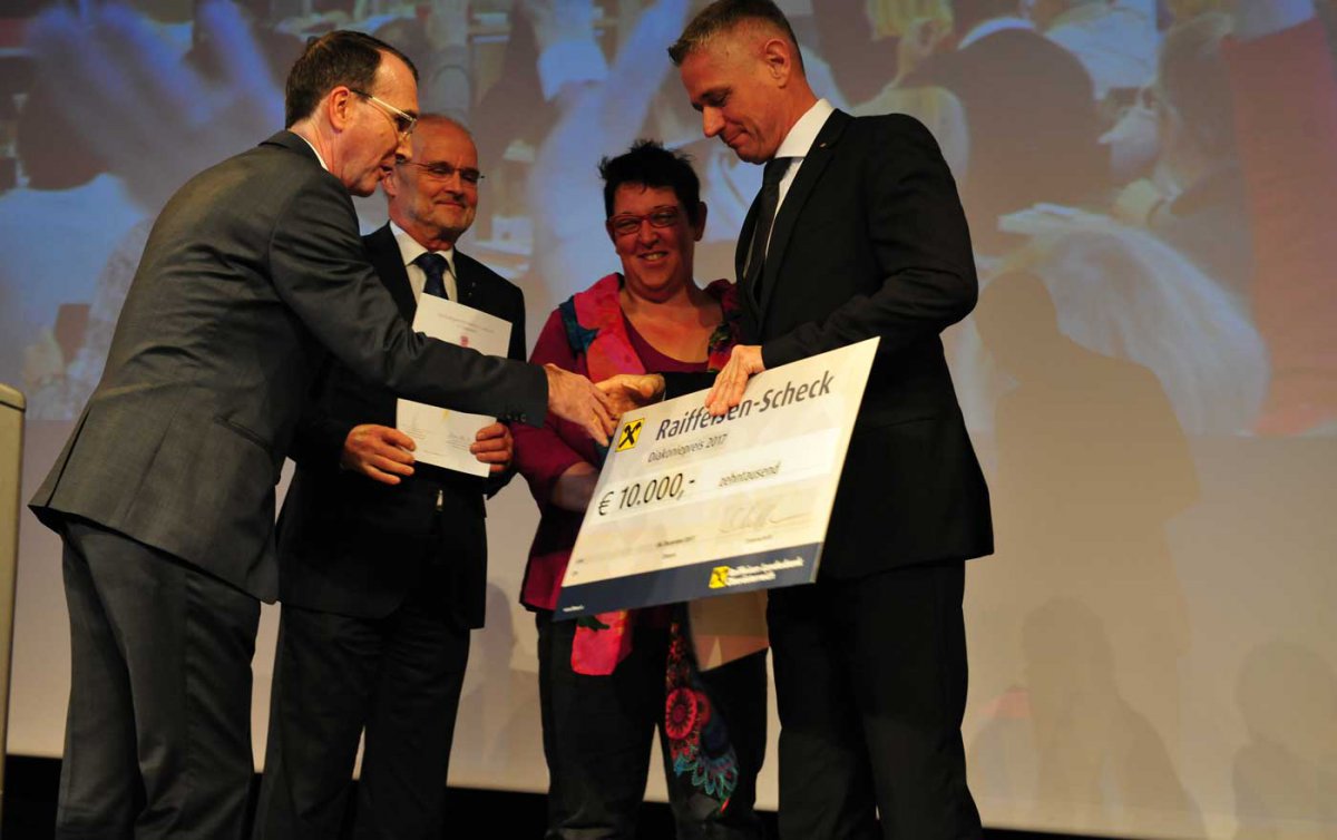 Bekam den Diakoniepreis 2017 verliehen: die Oberwarter Senioren-WG "Demenz im Zentrum". Foto: epd/M. Uschmann Bekam den Diakoniepreis 2017 verliehen: die Oberwarter Senioren-WG "Demenz im Zentrum". Foto: epd/M. Uschmann