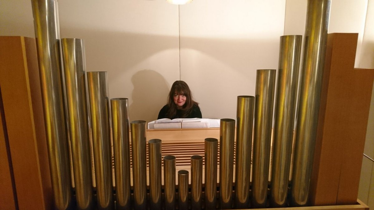 Nevi Assenova stammt aus Bulgarien und ist ausgebildete Konzertorganistin und Konzertpianistin. Nevi Assenova stammt aus Bulgarien und ist ausgebildete Konzertorganistin und Konzertpianistin.