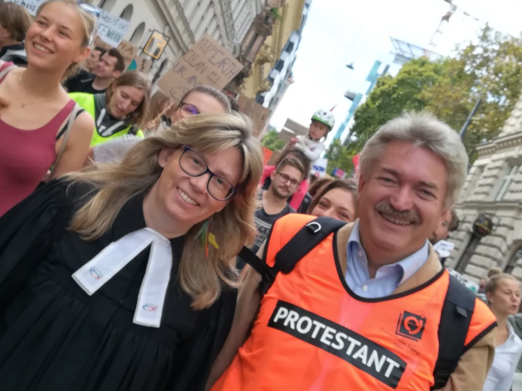 Out of office for the Planet: Pfarrerin Marianne Fliegenschnee und Pfarrer Michael Wolf beim Global Earth Strike in Wien. Out of office for the Planet: Pfarrerin Marianne Fliegenschnee und Pfarrer Michael Wolf beim Global Earth Strike in Wien.