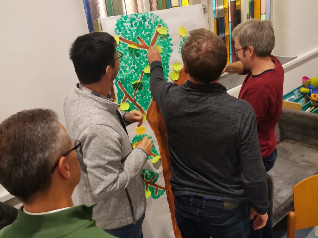 Sorgen und Fürbitten vor Gott bringen: hier mit Apfel-Post-It’s, die auf einen gezeichneten Baum geklebt werden. Foto: Messiaskapelle Sorgen und Fürbitten vor Gott bringen: hier mit Apfel-Post-It’s, die auf einen gezeichneten Baum geklebt werden. Foto: Messiaskapelle
