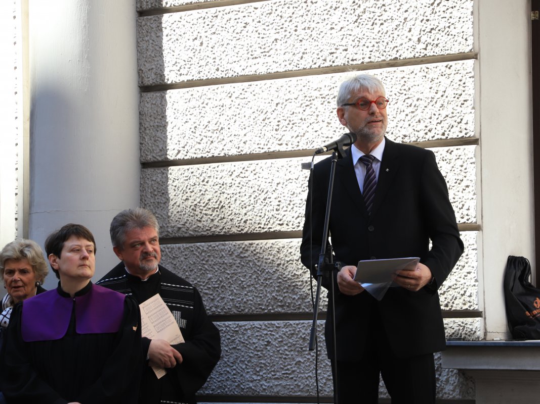 Ulrich Körtner sprach bei der gemeinsamen Karfreitags-Aktion in Wien zu den rund 500 versammelten Evangelischen und Altkatholiken. Foto: Michael Haberfellner Ulrich Körtner sprach bei der gemeinsamen Karfreitags-Aktion in Wien zu den rund 500 versammelten Evangelischen und Altkatholiken. Foto: Michael Haberfellner