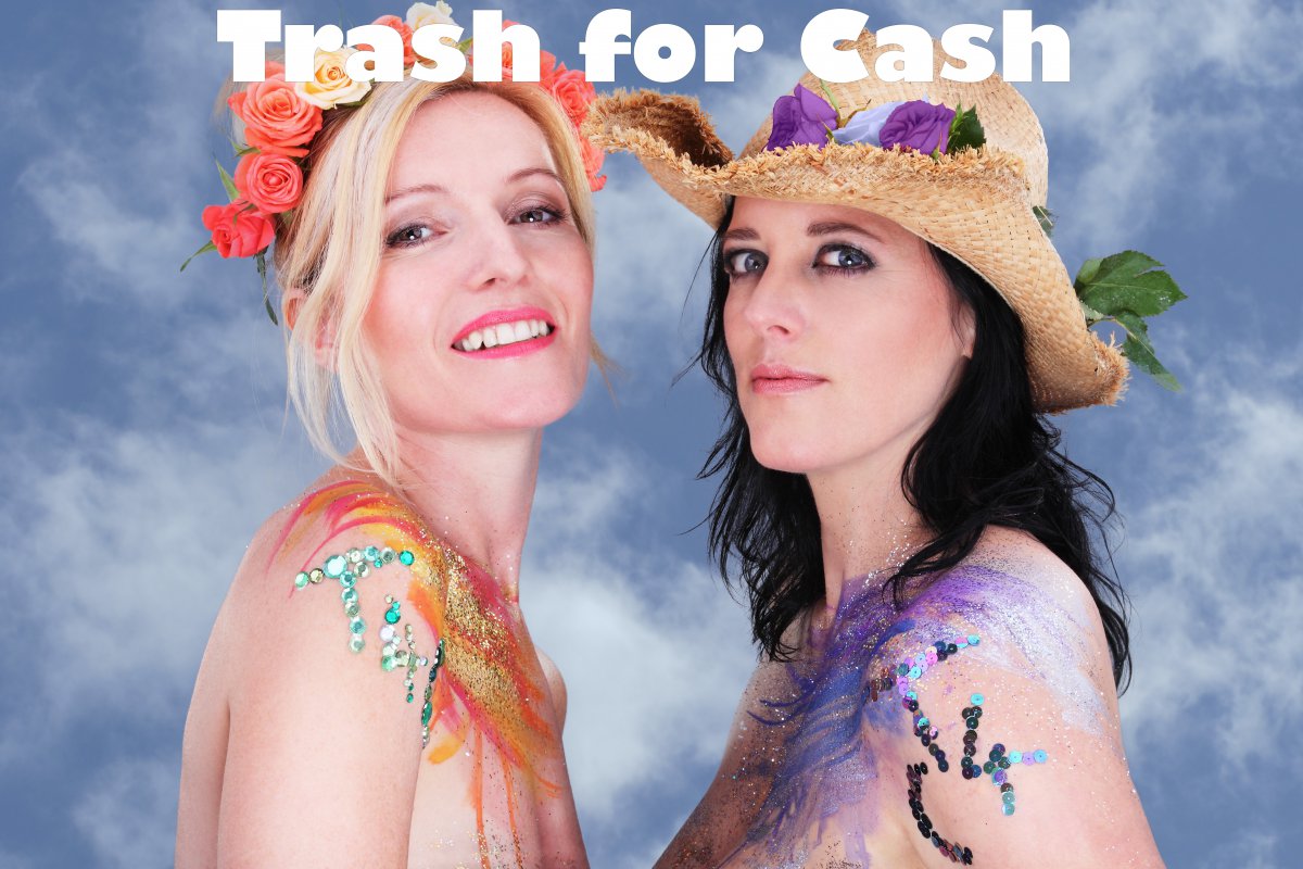 Petra Kreuzer und Astrid Golda (rechts) sind Gretl und Trude im Programm "Trash4Cash" (Foto: Robert Peres) Petra Kreuzer und Astrid Golda (rechts) sind Gretl und Trude im Programm "Trash4Cash" (Foto: Robert Peres)