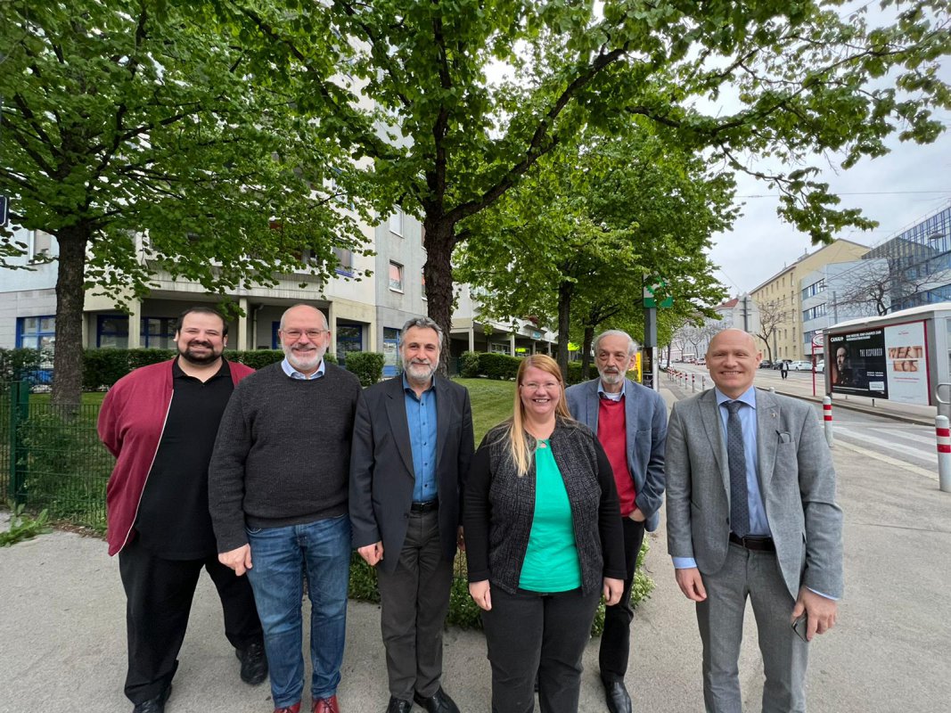 Ramazan Demir (von links), Omar Al-Rawi, Tarafa Baghajati, Katja Eichler, Heinz Nußbaumer und Matthias Geist. Foto: Plattform Christen und Muslime Ramazan Demir (von links), Omar Al-Rawi, Tarafa Baghajati, Katja Eichler, Heinz Nußbaumer und Matthias Geist. Foto: Plattform Christen und Muslime