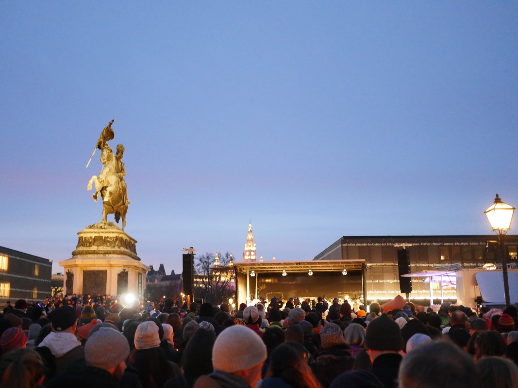 Mehrere Tausend Menschen kamen in Wien am 2.2. zusammen. Mehrere Tausend Menschen kamen in Wien am 2.2. zusammen.